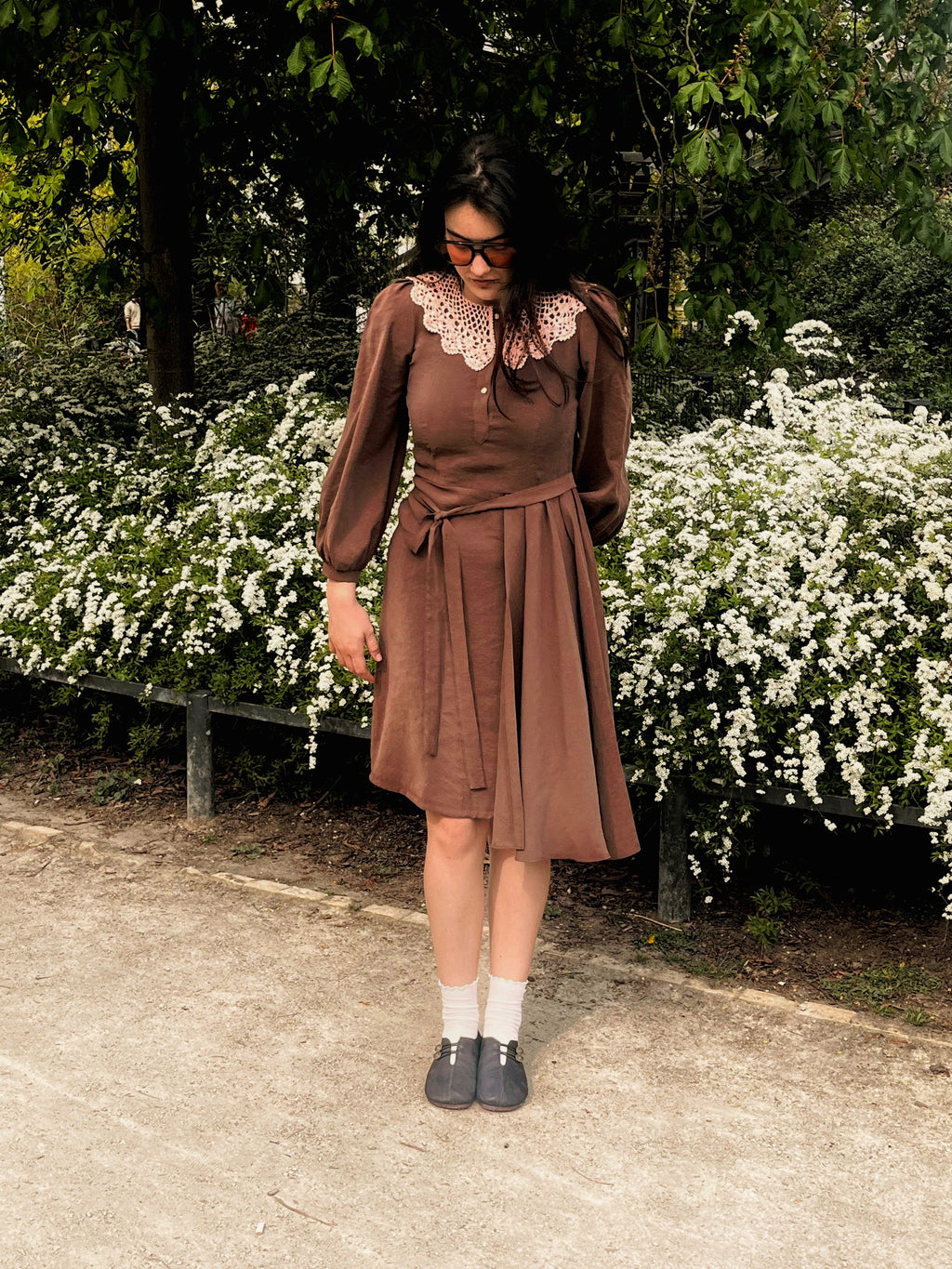 intage-Inspired Brown Midi Dress with Lace Collar