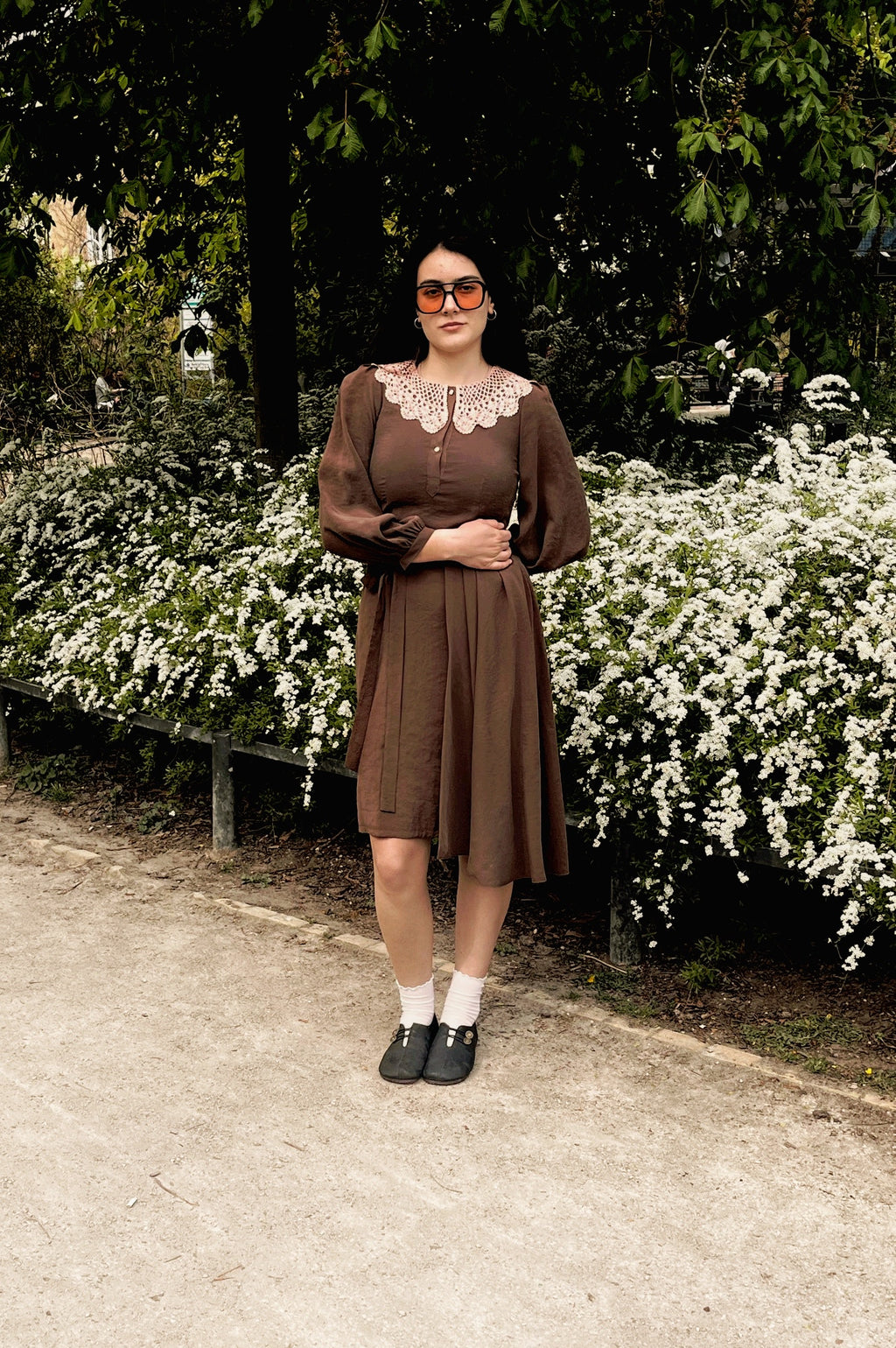 intage-Inspired Brown Midi Dress with Lace Collar
