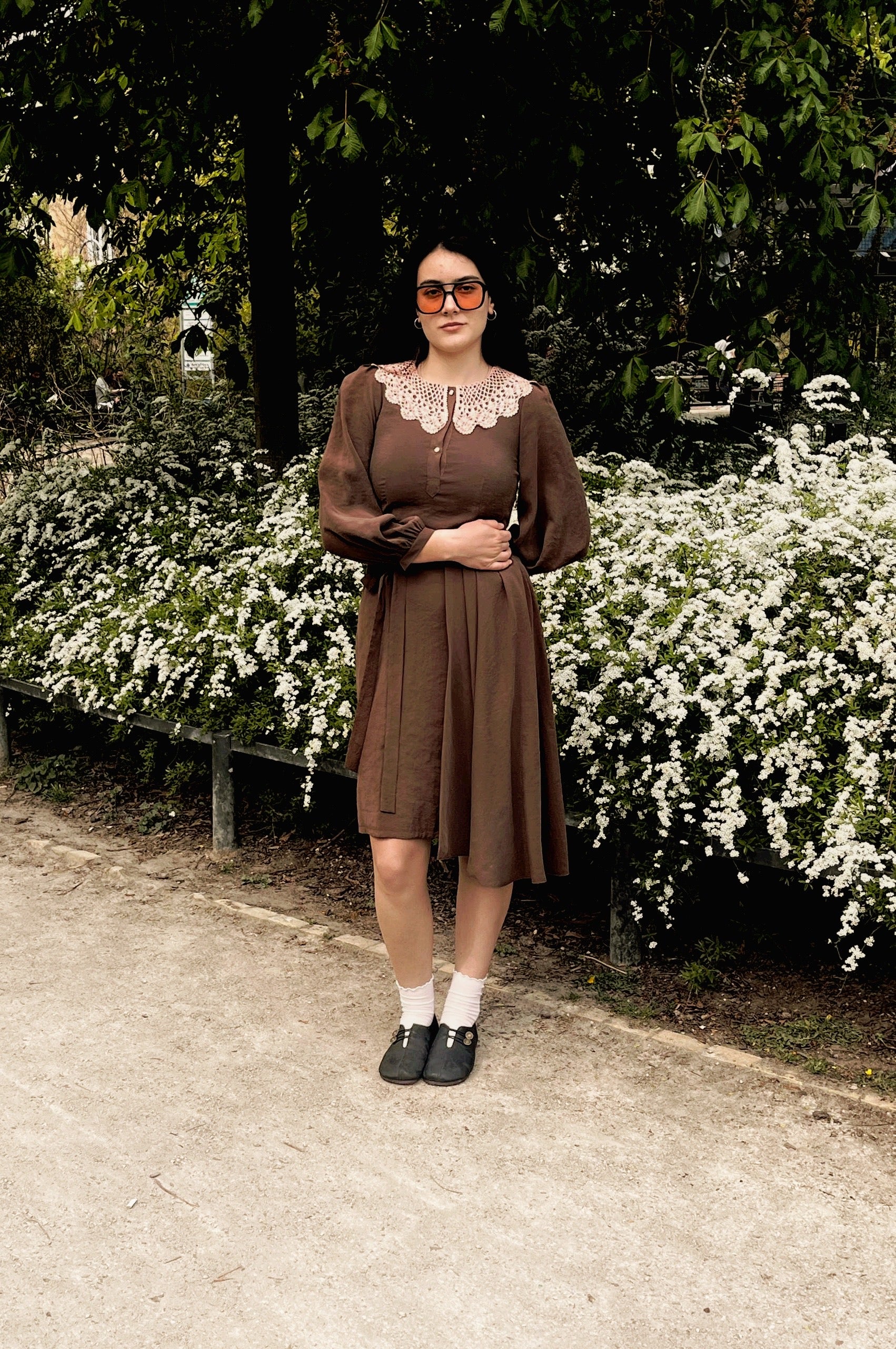 intage-Inspired Brown Midi Dress with Lace Collar
